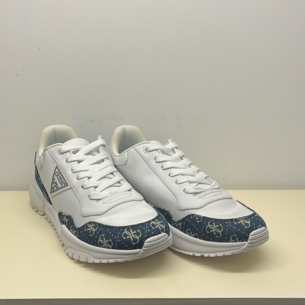 Guess White Designer Sneaker Men’s Size 9 (Used)